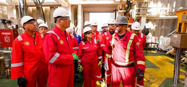 بدوي يتفقد حفر أول بئر في حقل غرب مينا للغاز التابع لشل بالبحر المتوسط